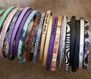 Bracelets en cuir empilés 