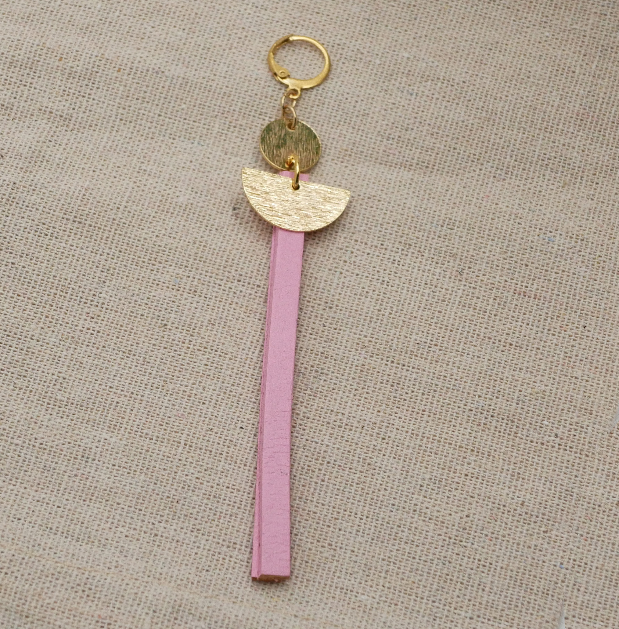 Solo long gold-plated dangling earring Pink leather or choice of color