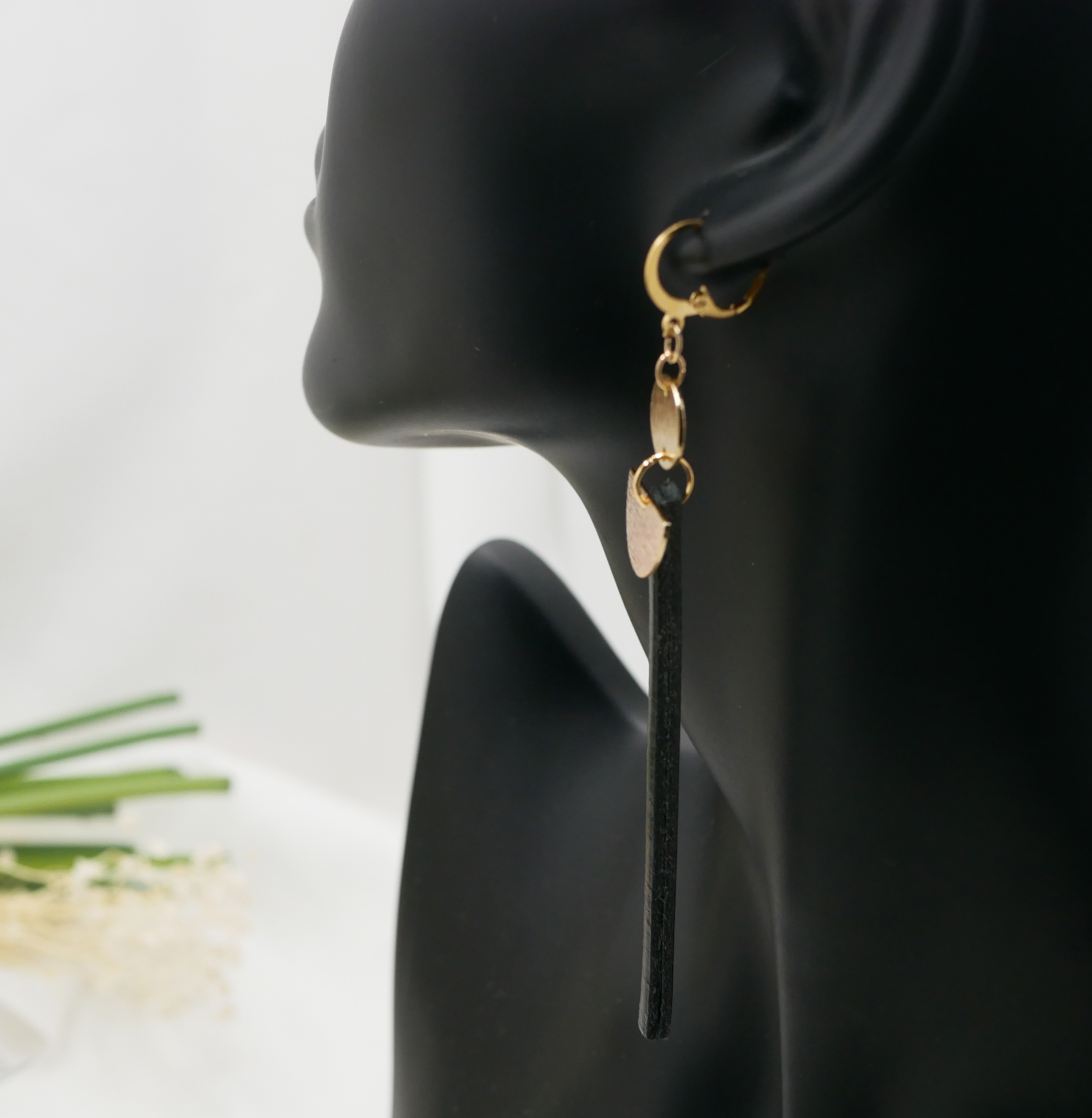 Solo long gold-plated dangling earring Pink leather or choice of color