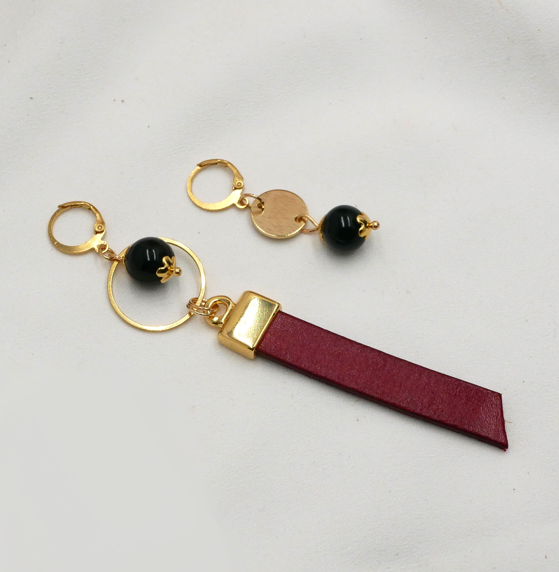 Solo long gold-plated dangling earring Leather Black or color of choice