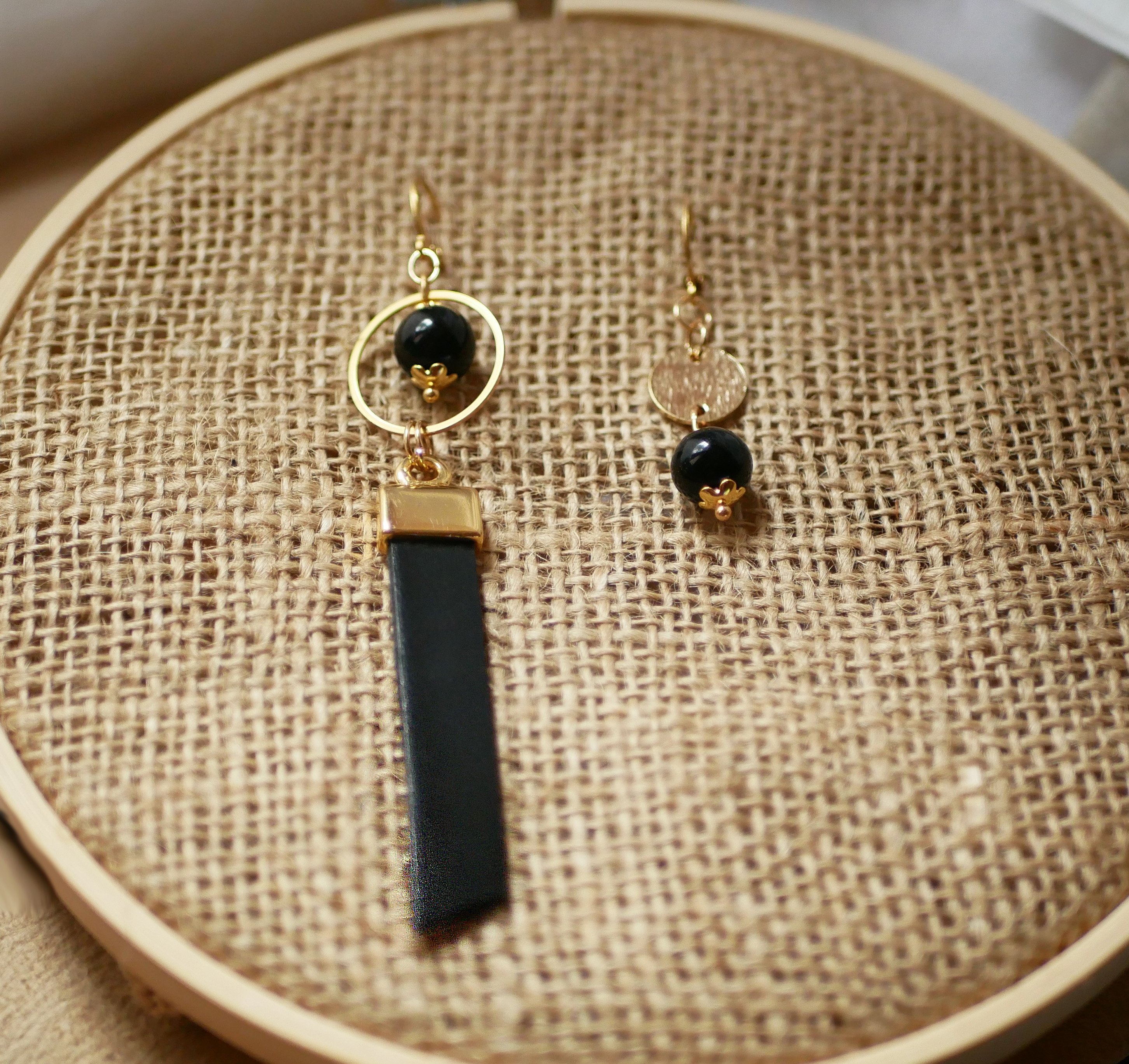 Solo long gold-plated dangling earring Leather Black or color of choice