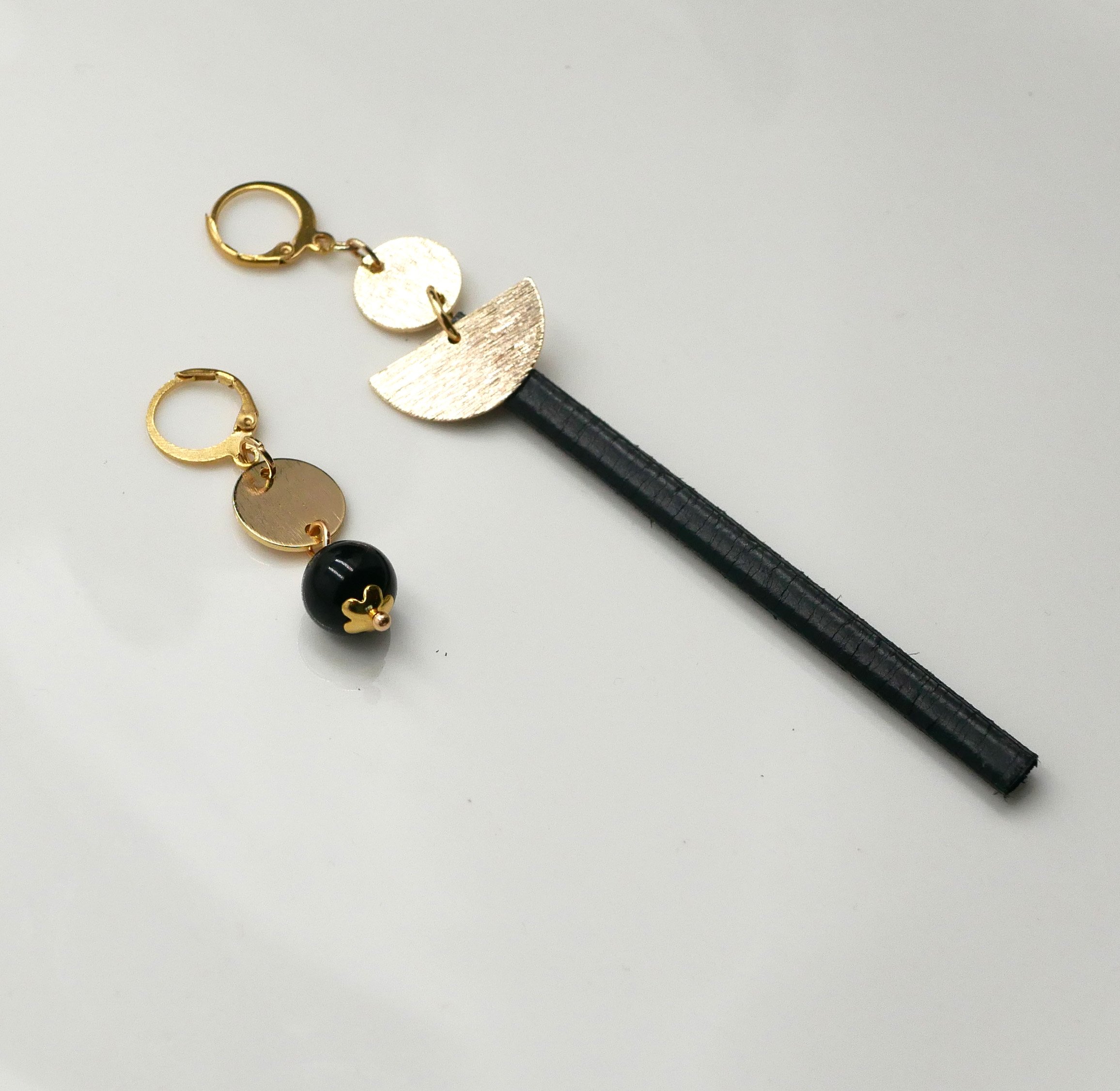 Solo long gold-plated dangling earring Leather Black or color of choice