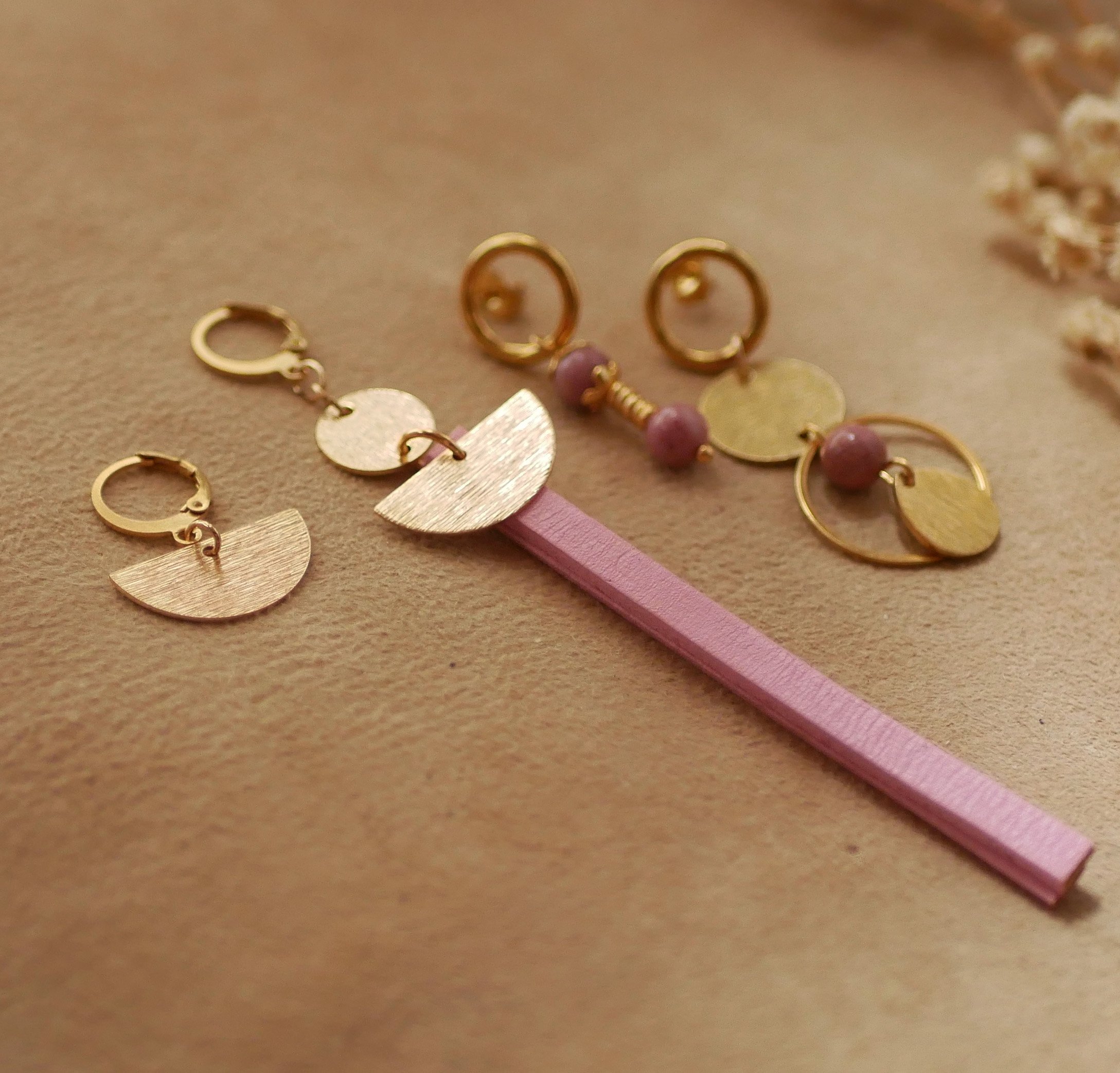 Solo long gold-plated dangling earring Pink leather or choice of color