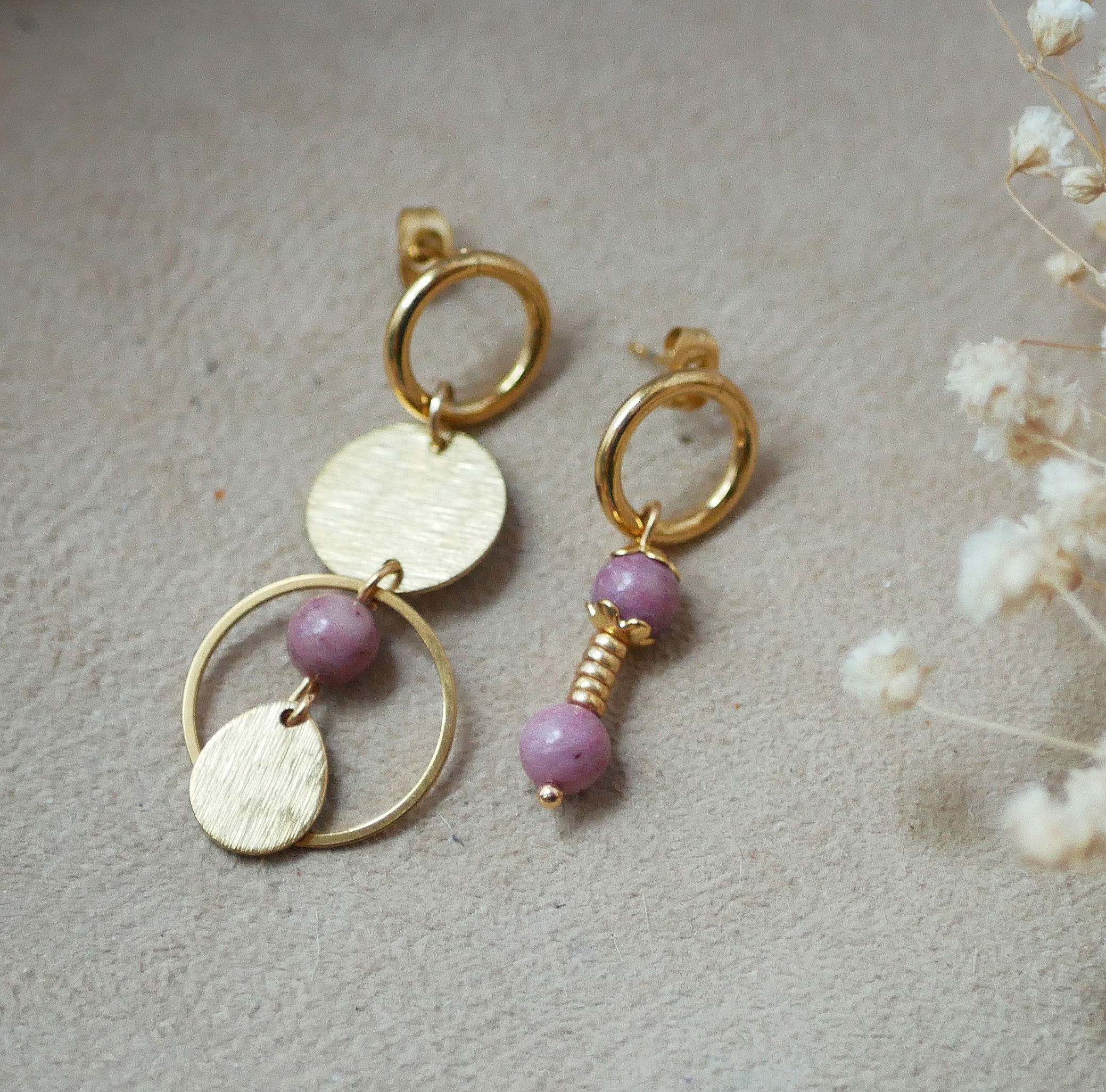 Solo earring with pink Rhodonite pearls and large gold hoop