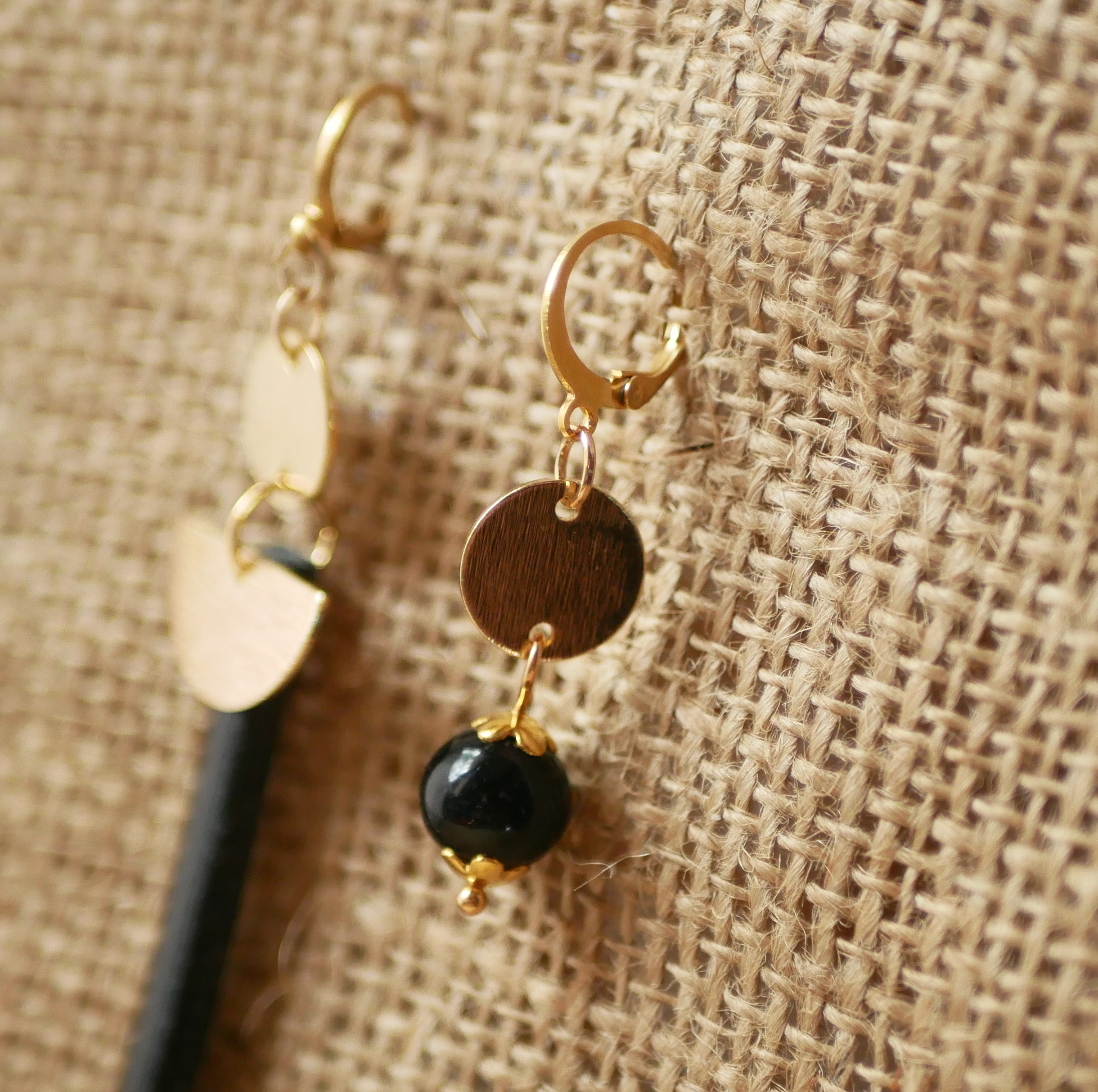 Solo earring with round black pearl