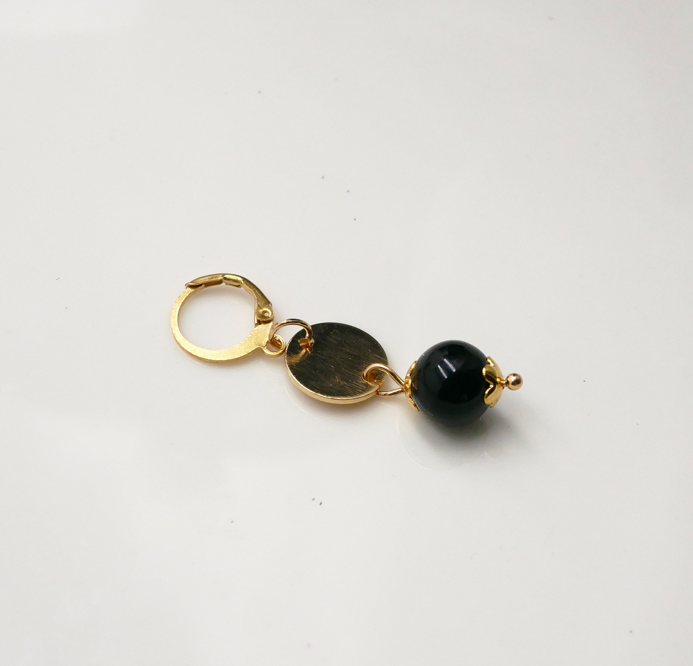 Solo earring with round black pearl