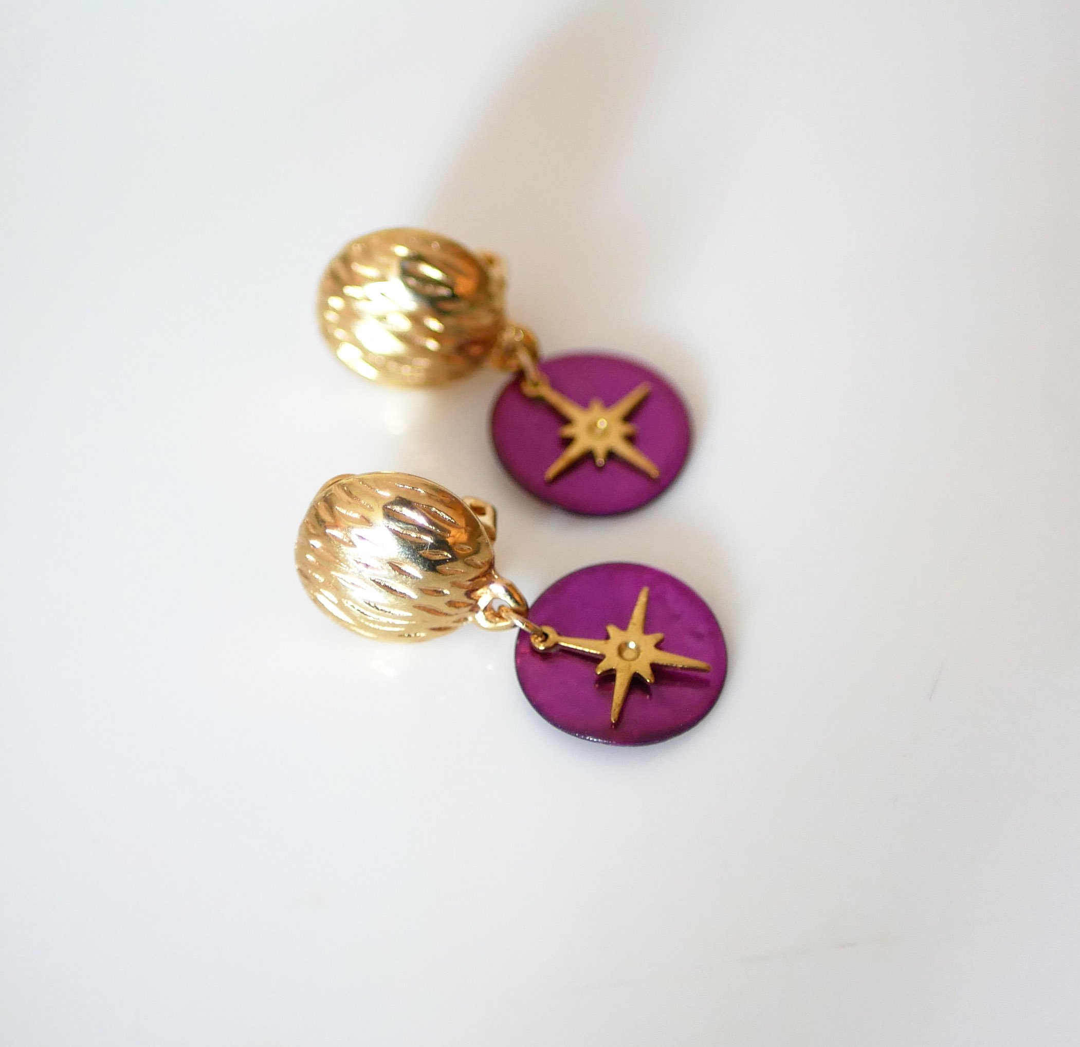 Clips fuchsia earrings from the "Les nacrées" collection 