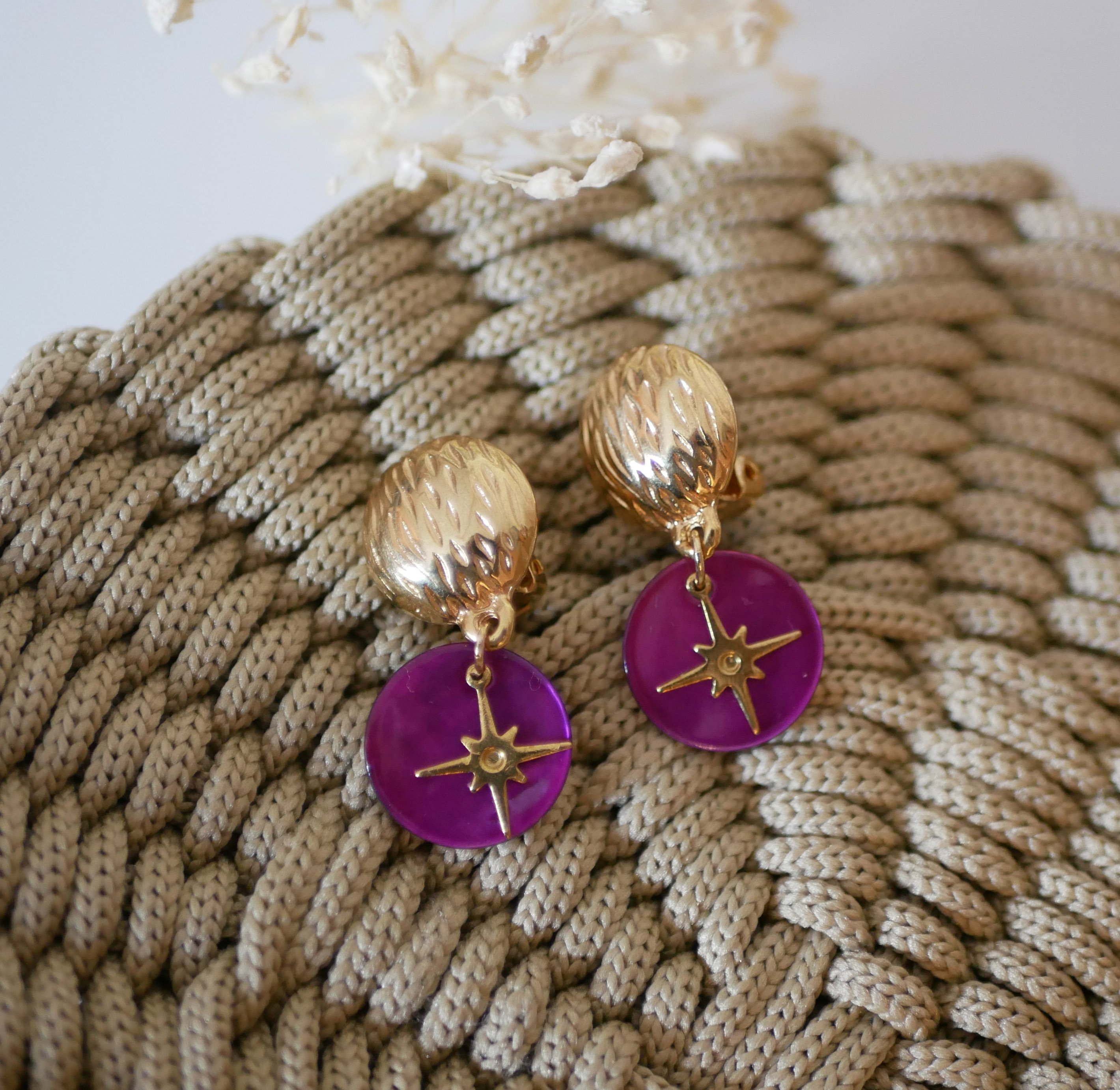 Clips fuchsia earrings from the "Les nacr&eacute;es" collection 