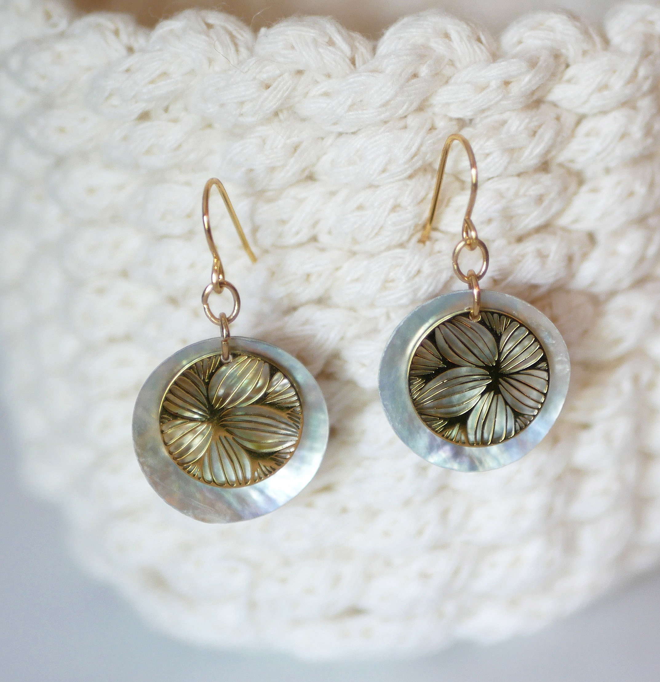 Les nacr&eacute;es" collection earrings floral disc