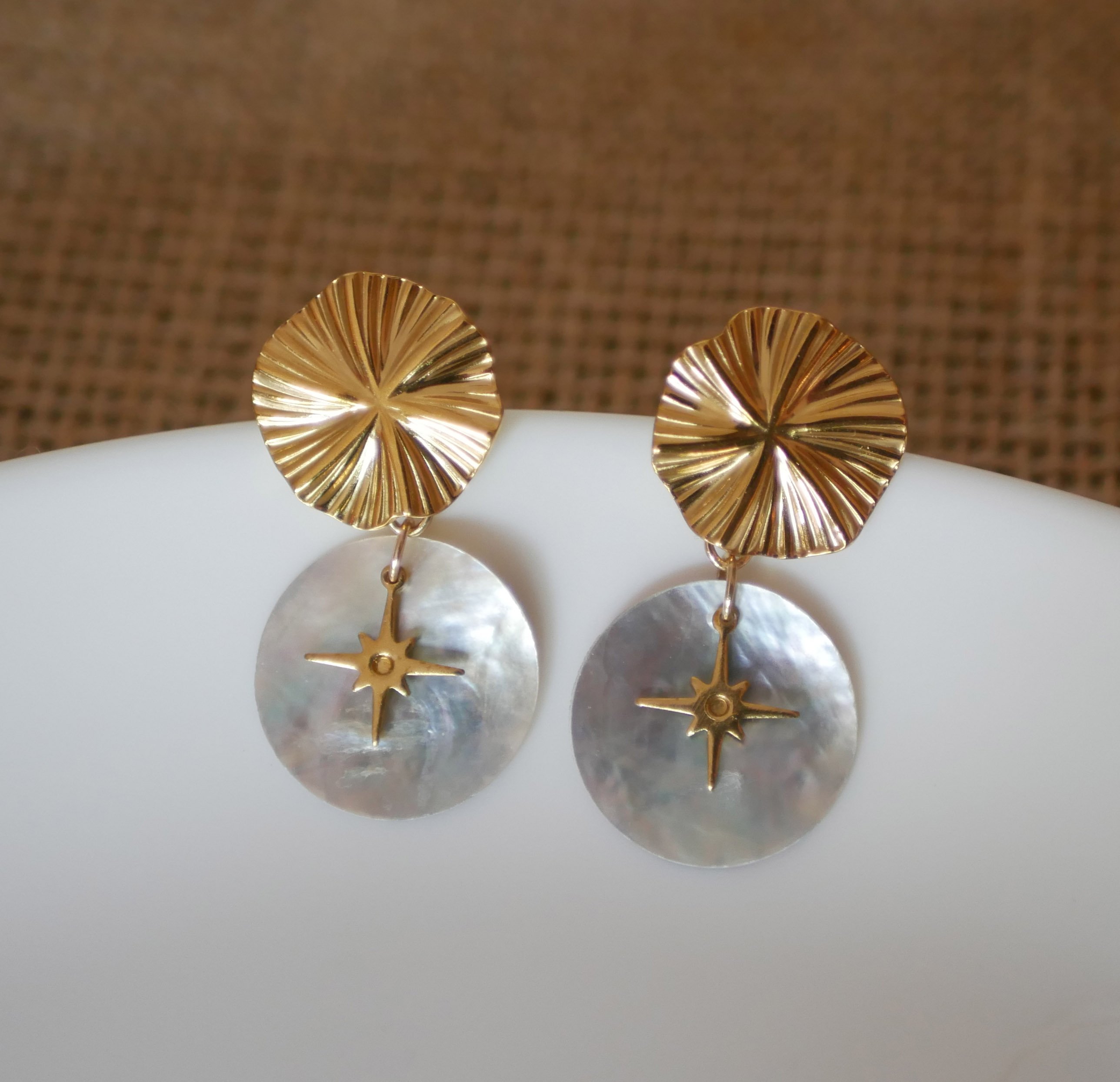 Les nacrées" collection earrings, gold disc with pleated effect and compass rose