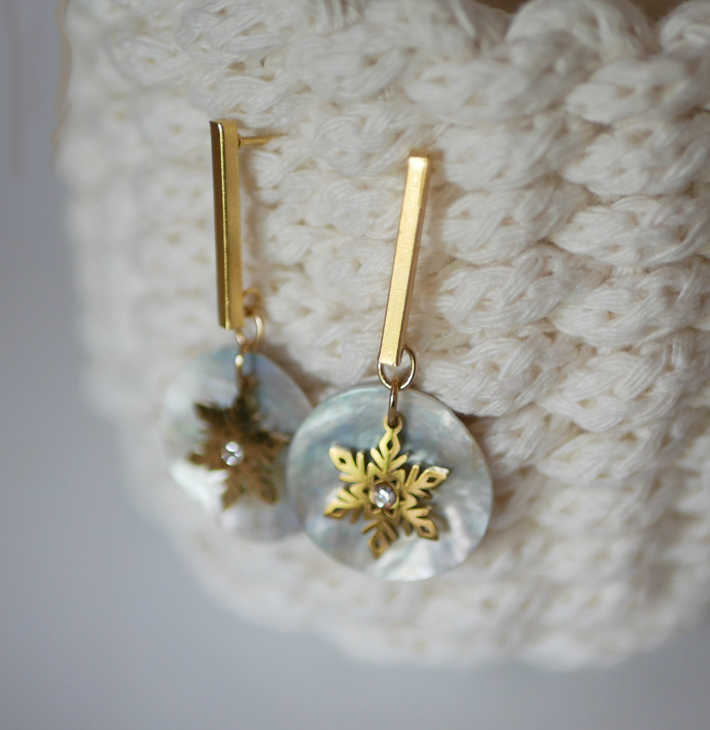 Earrings "Les nacr&eacute;es" collection golden flakes