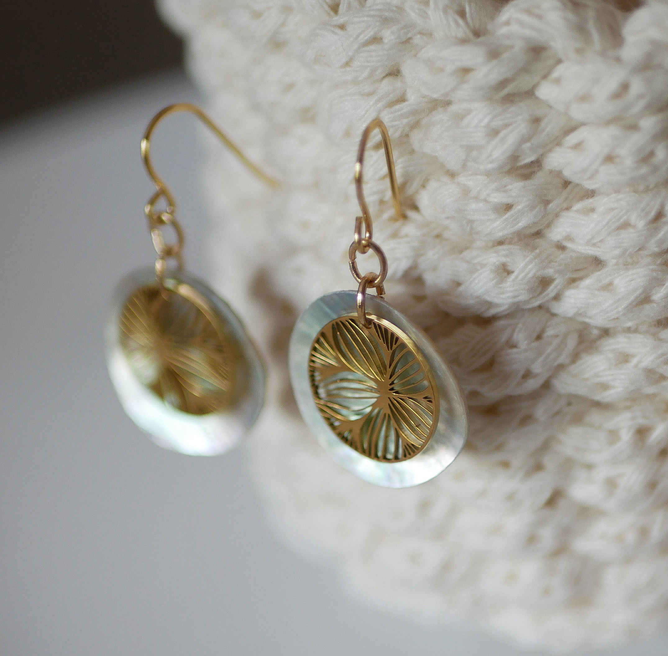 Les nacr&eacute;es" collection earrings floral disc