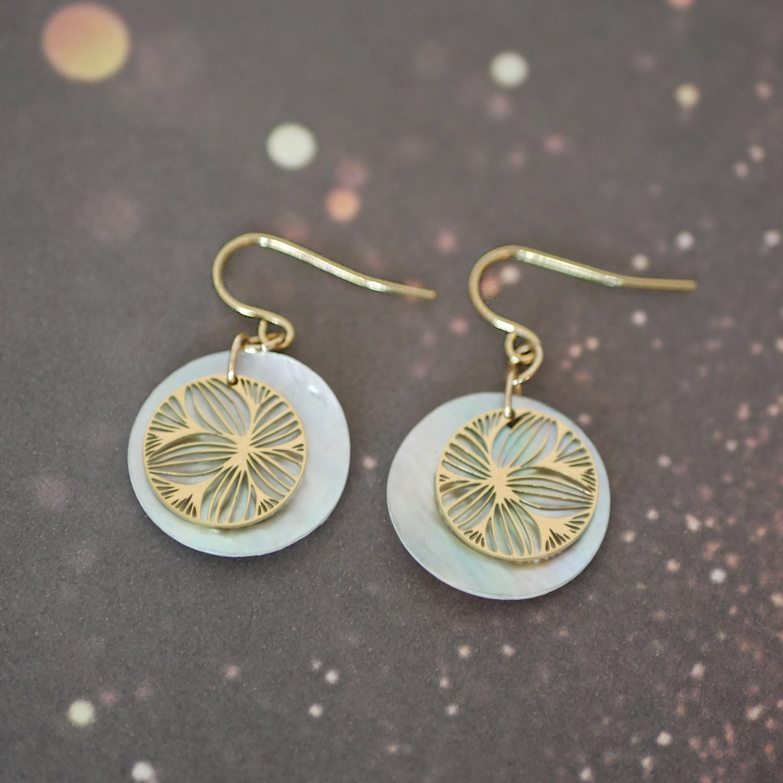 Les nacrées" collection earrings floral disc