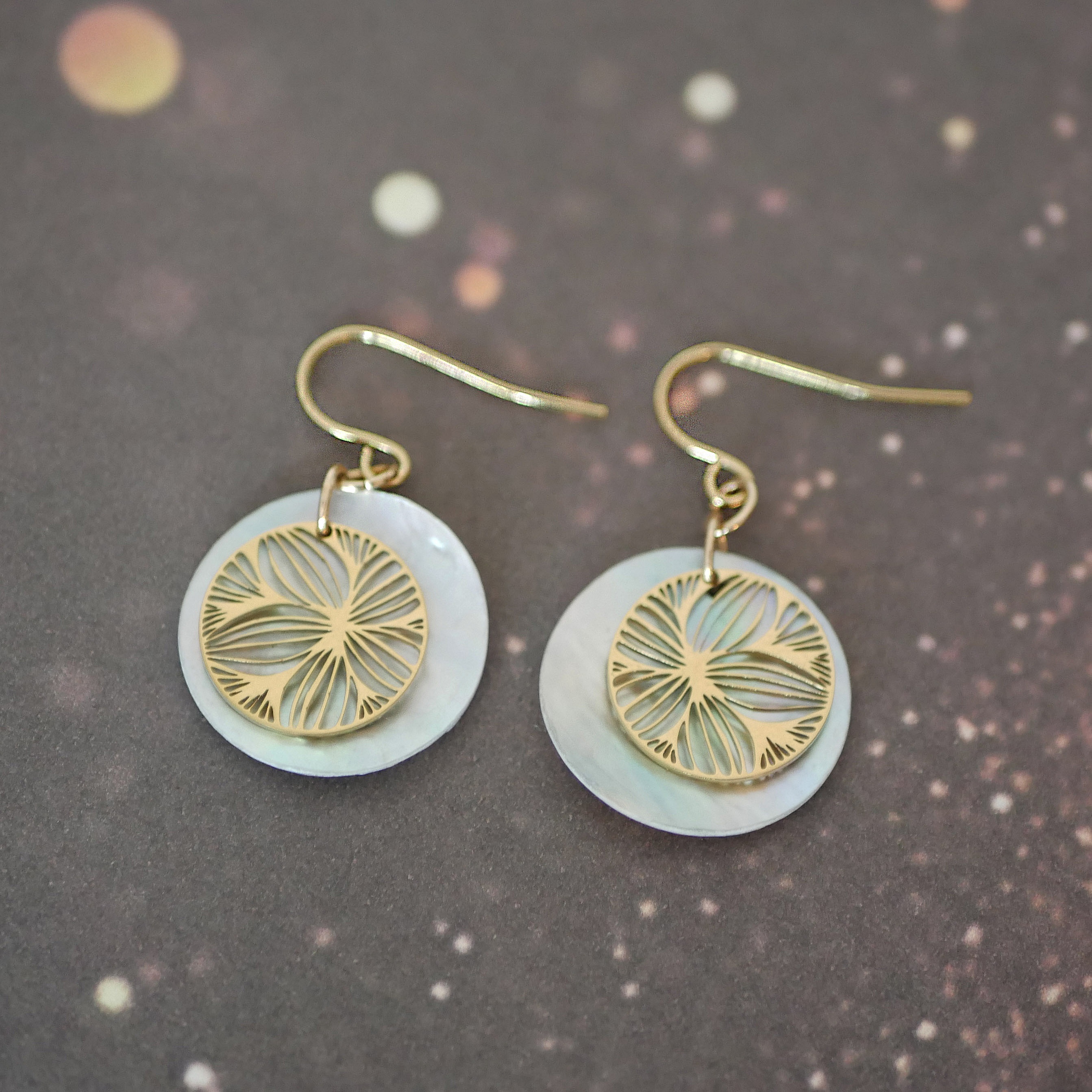 Les nacr&eacute;es" collection earrings floral disc