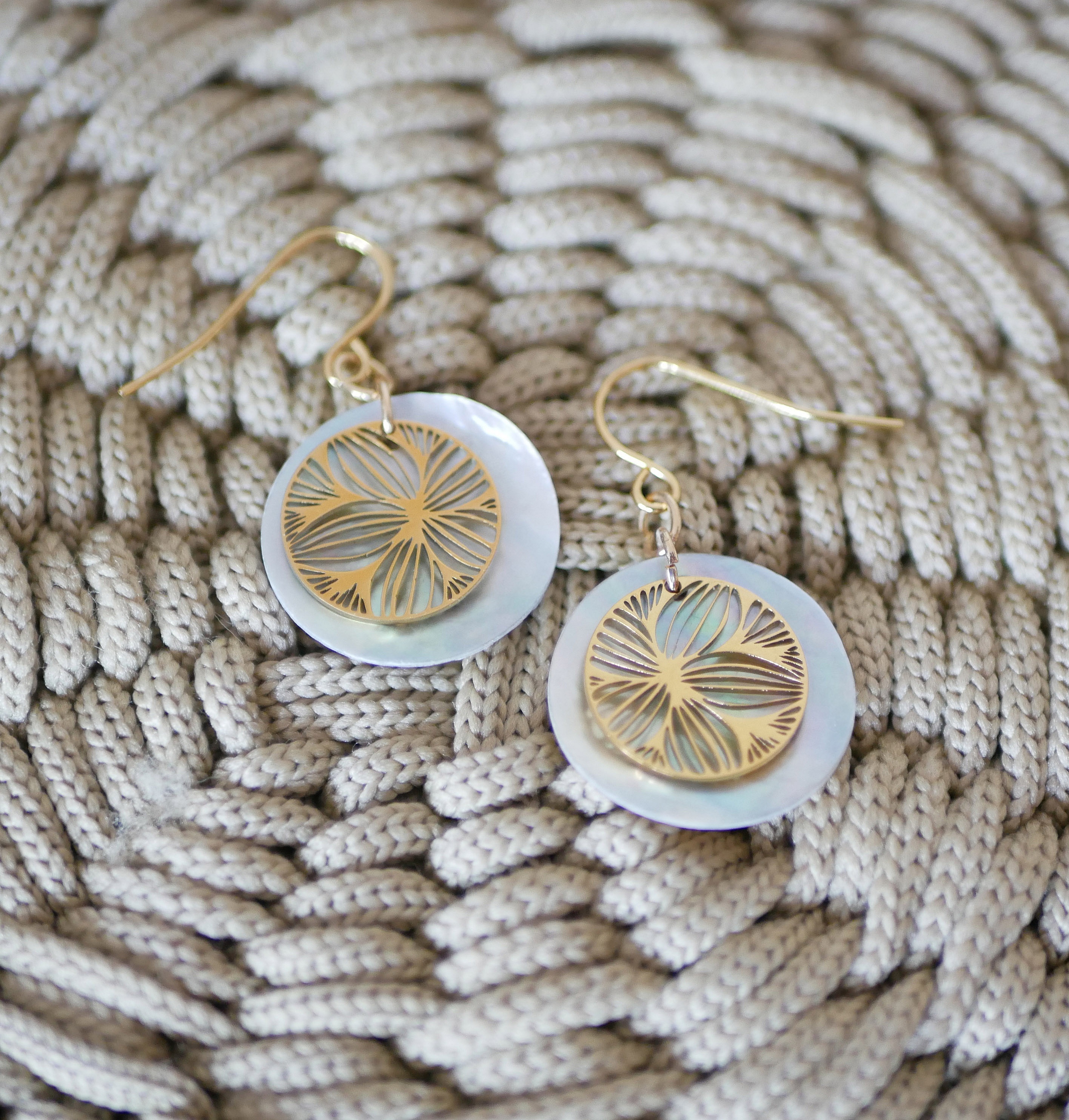 Les nacr&eacute;es" collection earrings floral disc