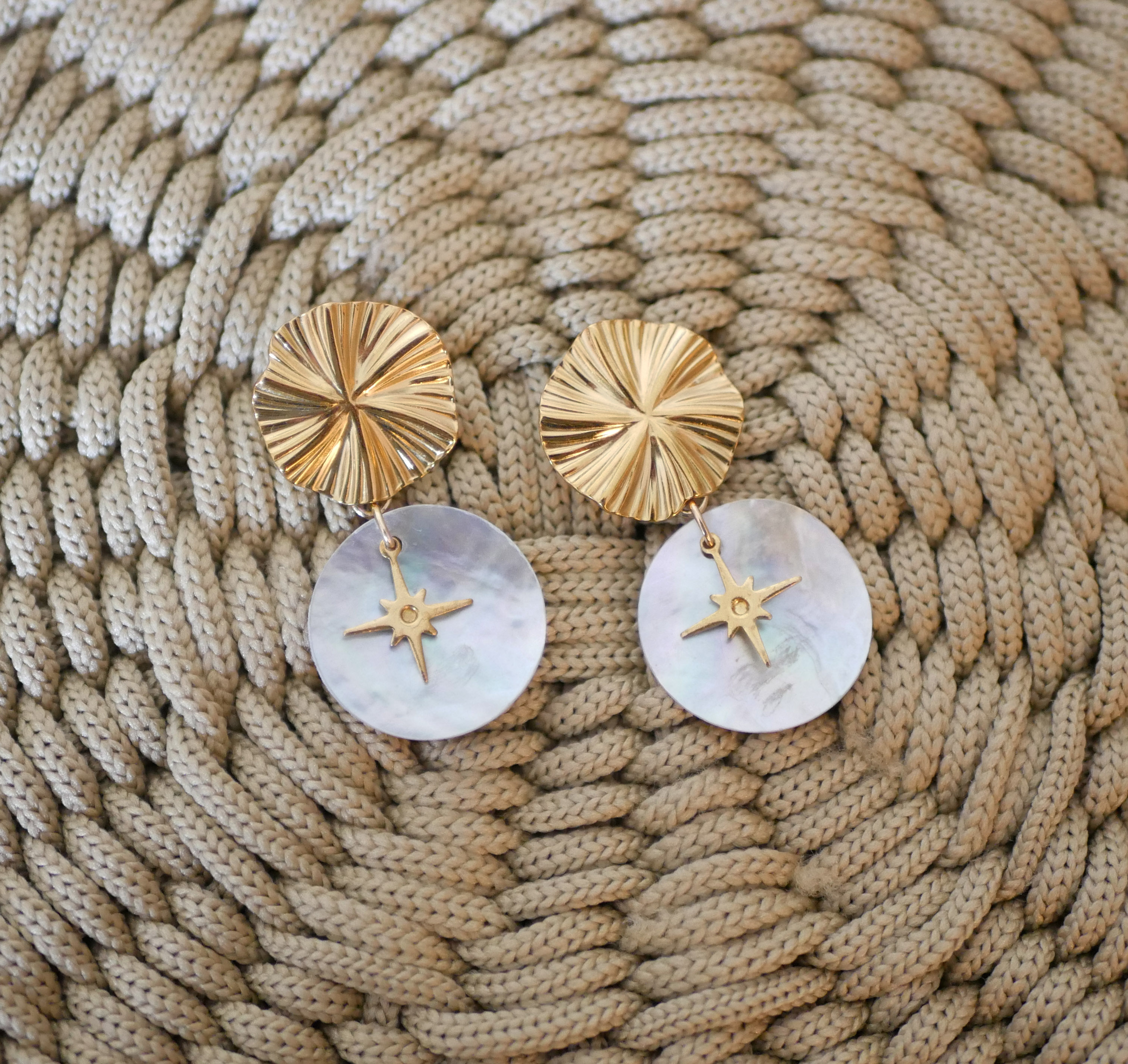 Les nacrées" collection earrings, gold disc with pleated effect and compass rose