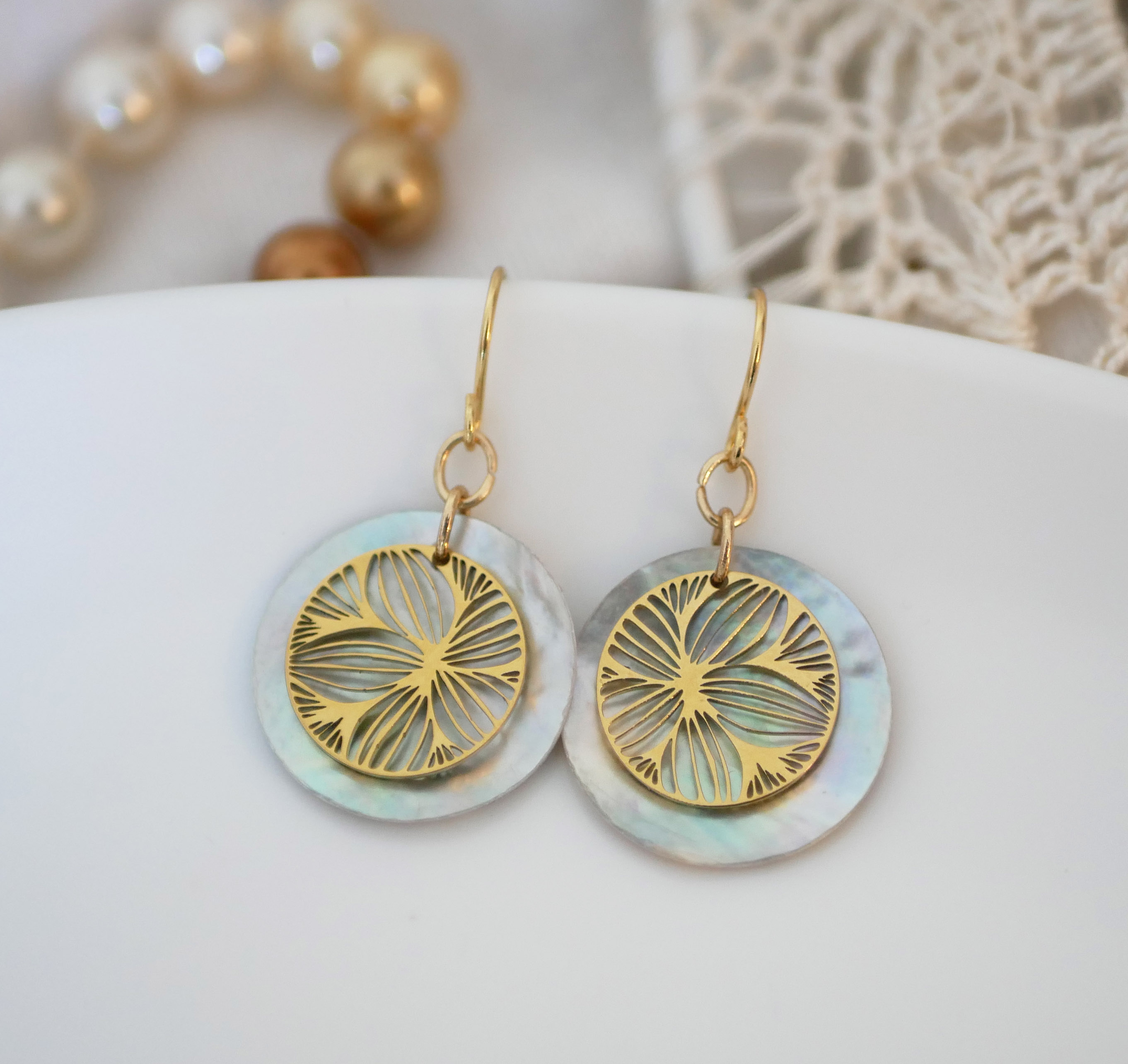 Les nacrées" collection earrings floral disc