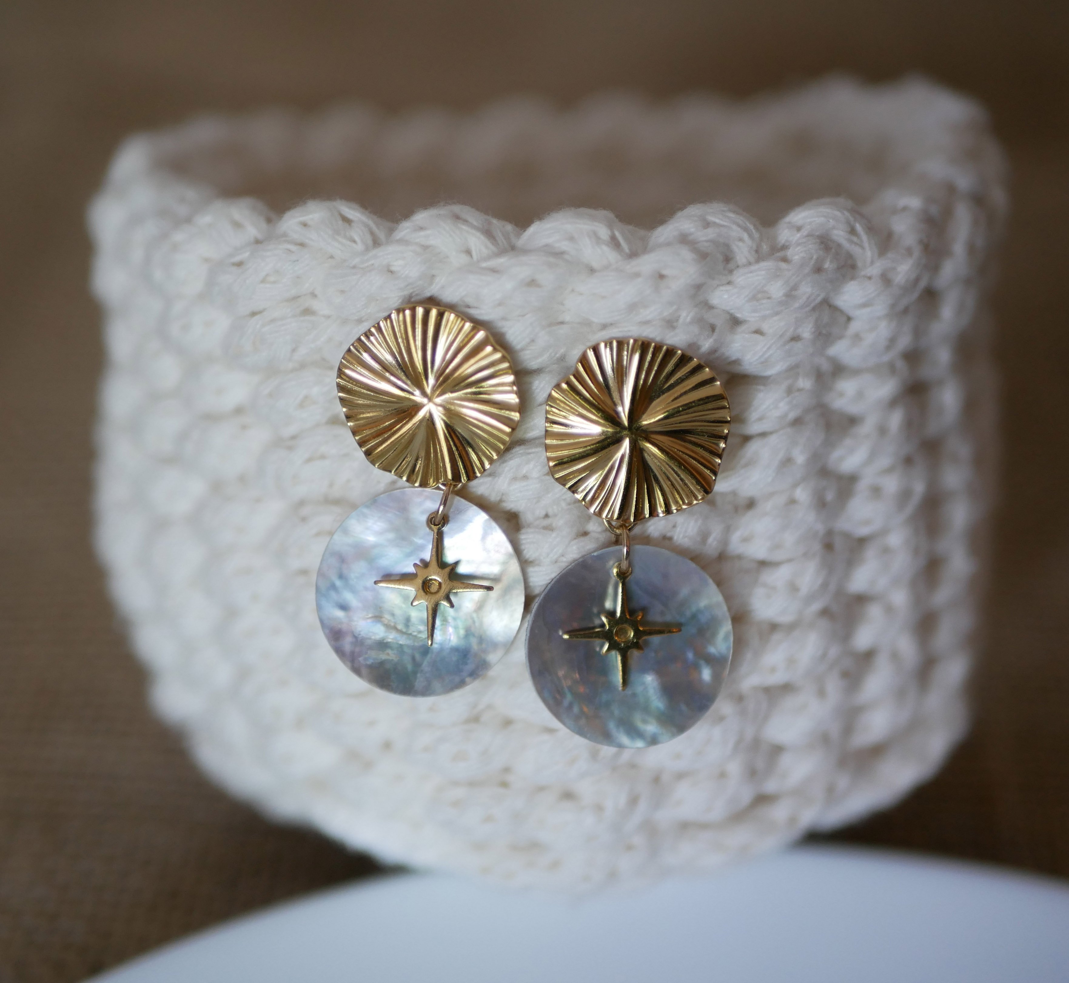 Les nacrées" collection earrings, gold disc with pleated effect and compass rose