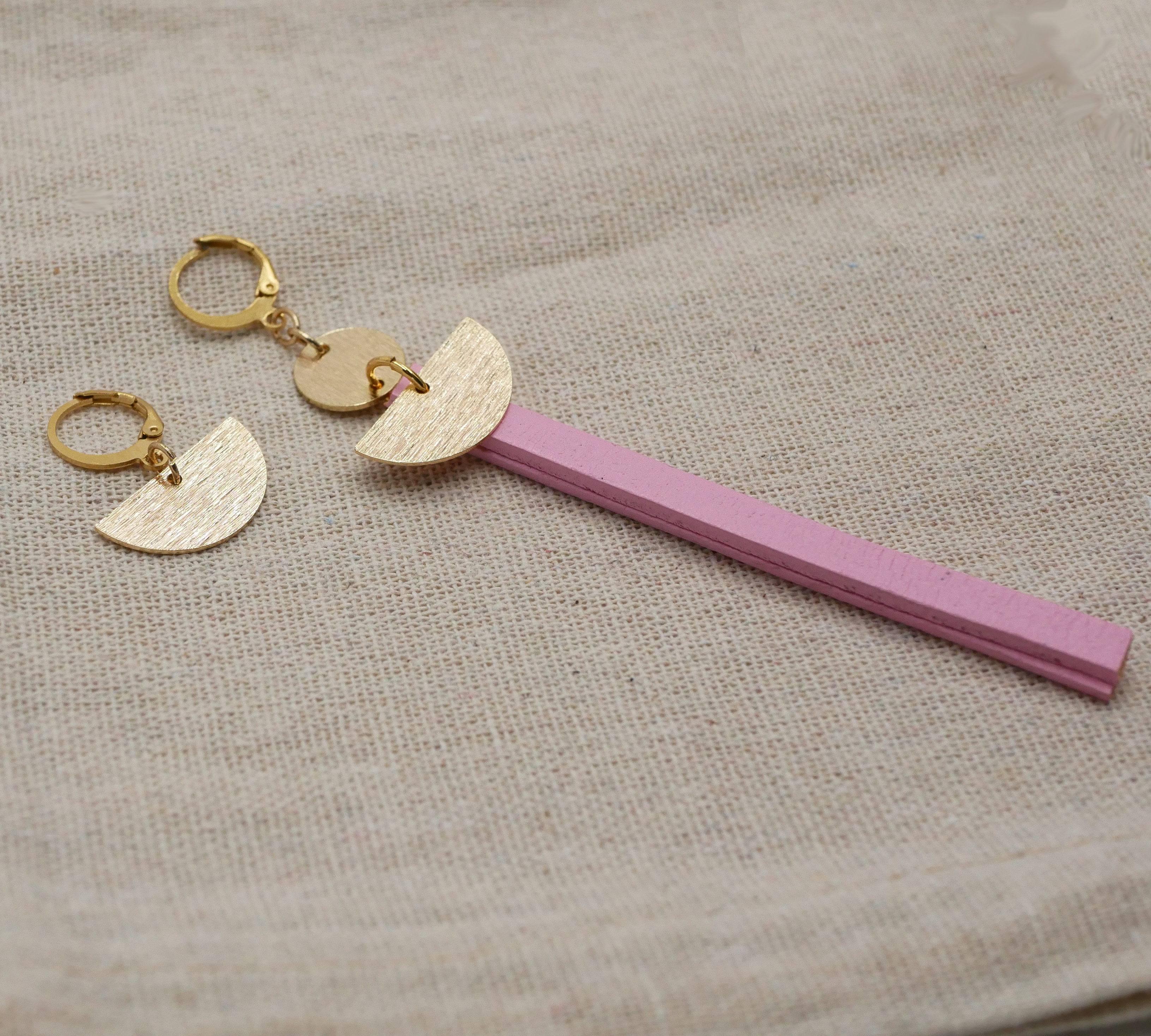 Solo long gold-plated dangling earring Pink leather or choice of color