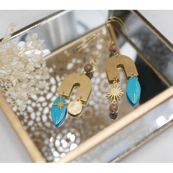 Bridge and stone earrings in raw brass and turquoise sequin
