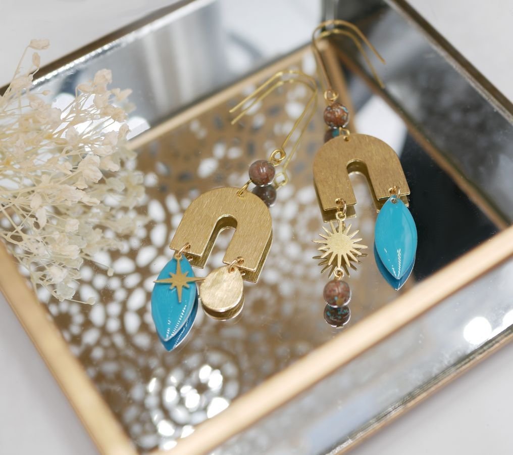 Bridge and stone earrings in raw brass and turquoise sequin