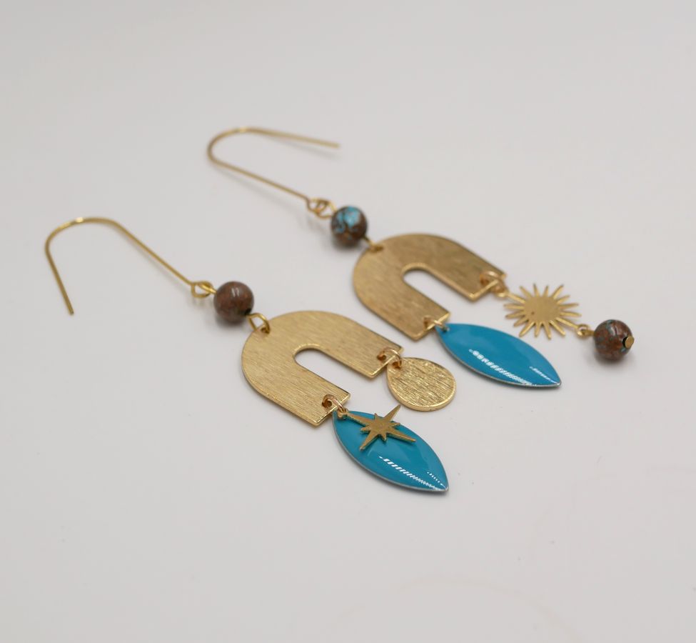 Bridge and stone earrings in raw brass and turquoise sequin