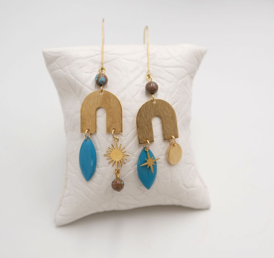 Bridge and stone earrings in raw brass and turquoise sequin