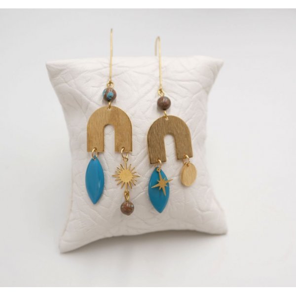 Bridge and stone earrings in raw brass and turquoise sequin