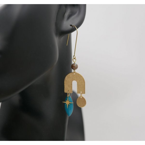 Bridge and stone earrings in raw brass and turquoise sequin
