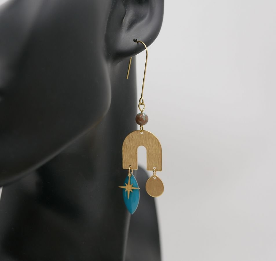 Bridge and stone earrings in raw brass and turquoise sequin