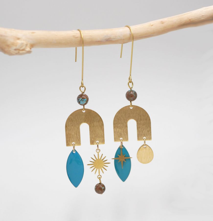 Bridge and stone earrings in raw brass and turquoise sequin