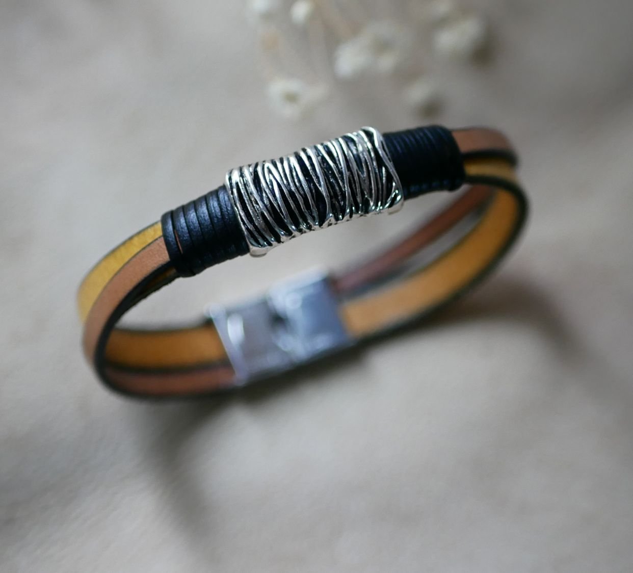 Two-tone leather and metal bracelet to personalize