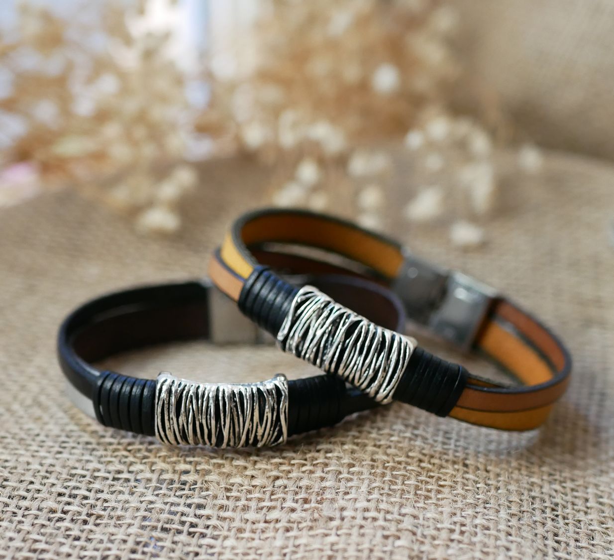 Two-tone leather and metal bracelet to personalize