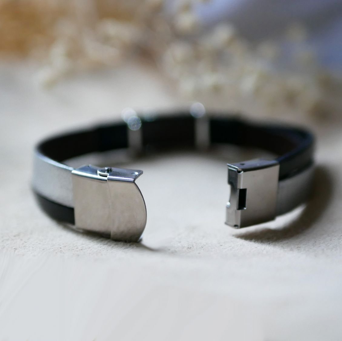 Two-tone leather and metal bracelet to personalize