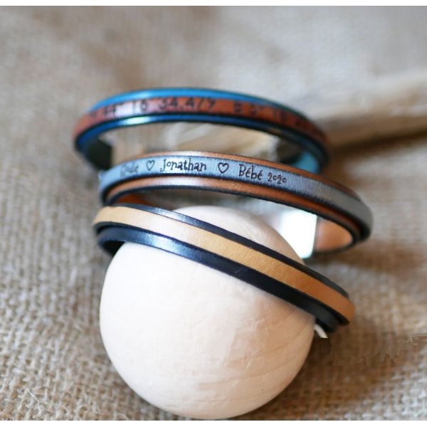 Two-tone leather bracelet customizable by color and engraving 