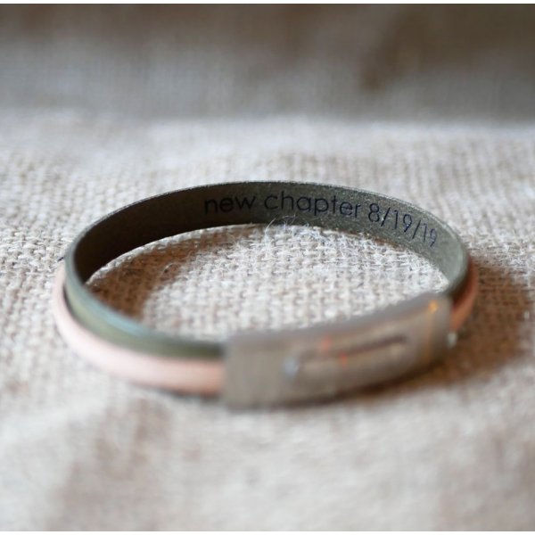 Two-tone leather bracelet customizable by color and engraving 