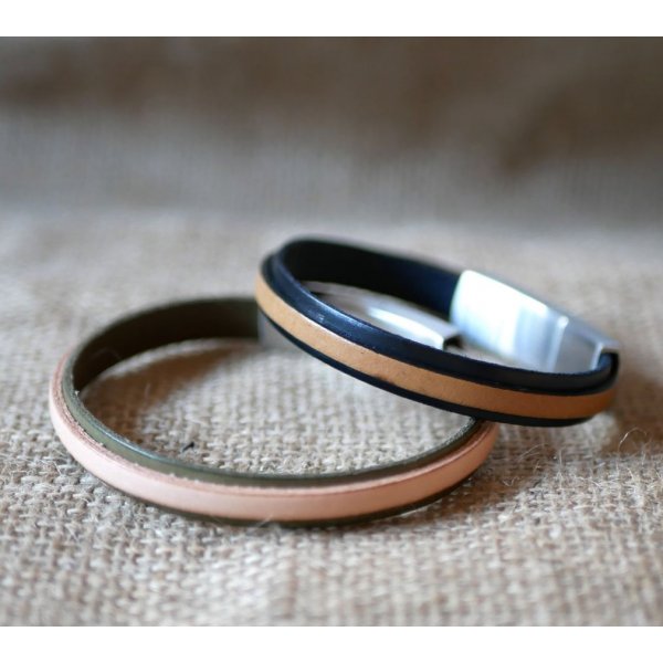 Two-tone leather bracelet customizable by color and engraving 