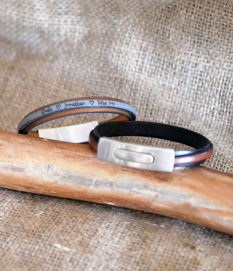 Two-tone leather bracelet customizable by color and engraving 