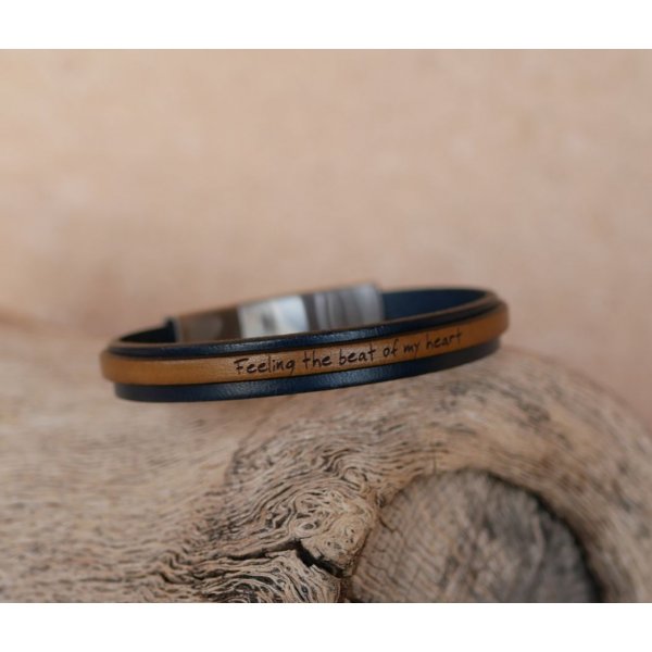 Two-tone leather bracelet customizable by color and engraving 