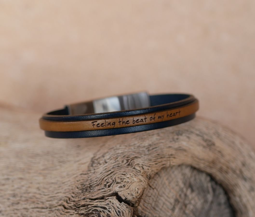 Two-tone leather bracelet customizable by color and engraving 