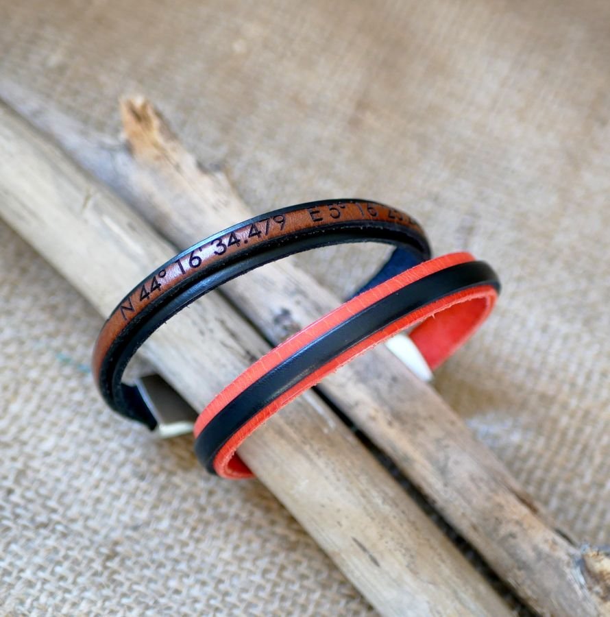 Two-tone leather bracelet customizable by color and engraving 