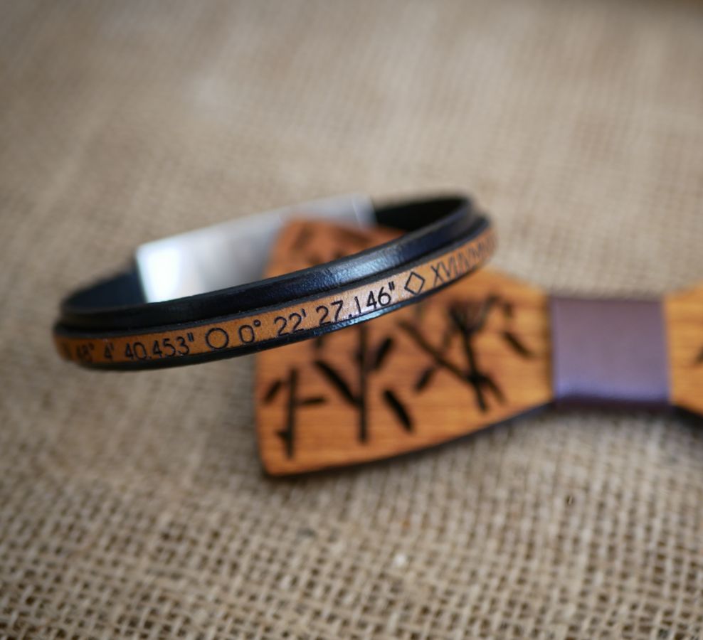 Two-tone leather bracelet customizable by color and engraving 