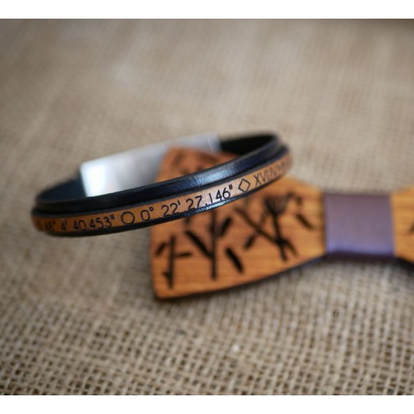 Two-tone leather bracelet customizable by color and engraving 