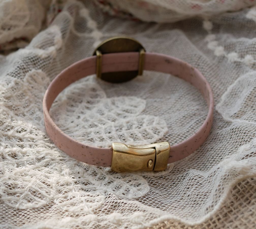 Leather bracelet with engraved wood cabochon set in bronze