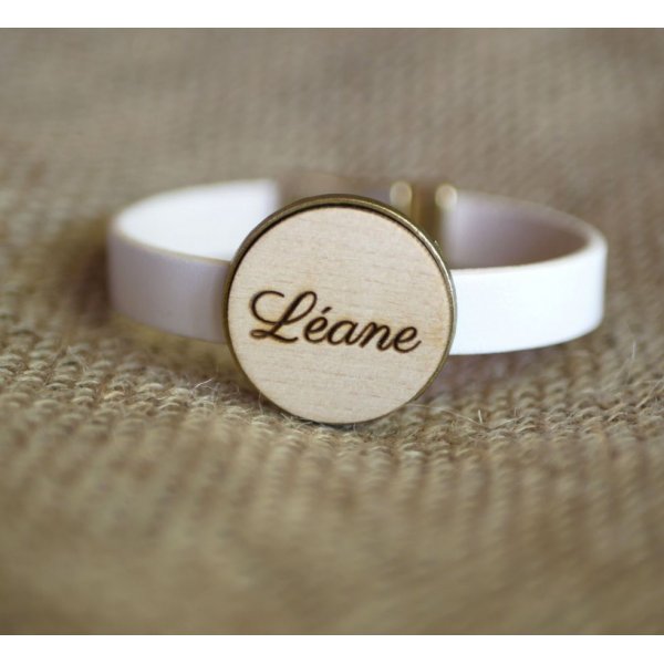 Leather bracelet with engraved wood cabochon set in bronze