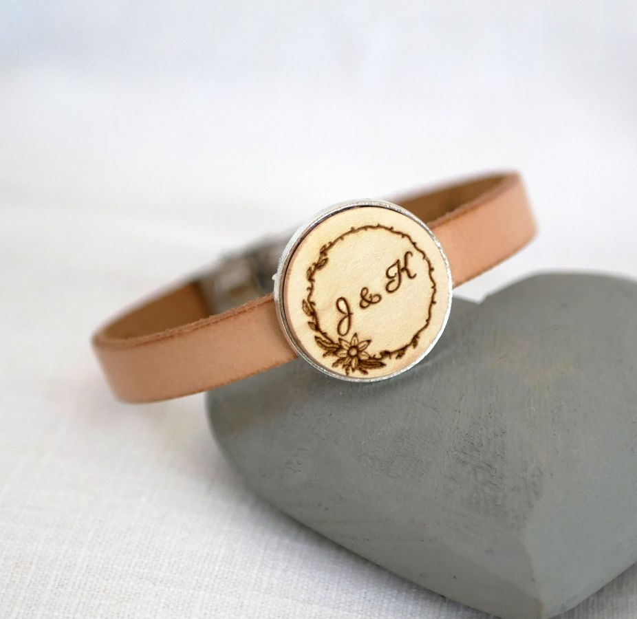 Leather bracelet with engraved wood cabochon set in silver