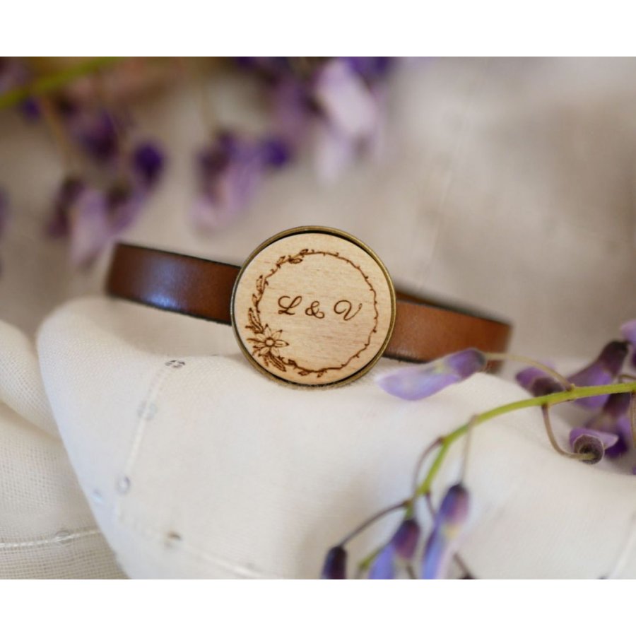 Leather bracelet with engraved wood cabochon set in bronze
