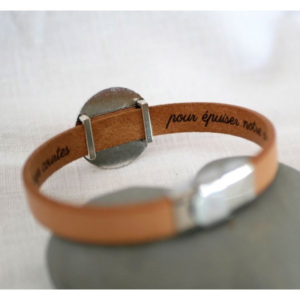 Leather bracelet with engraved wood cabochon set in silver