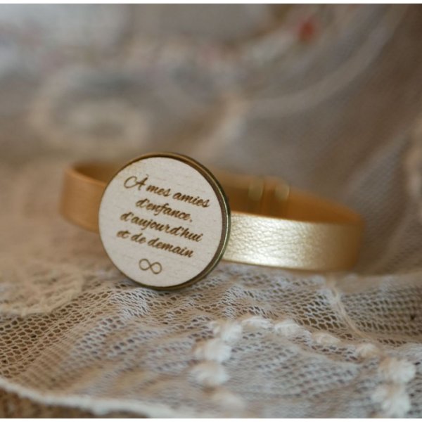Leather bracelet with engraved wood cabochon set in bronze