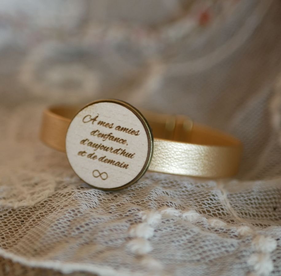 Leather bracelet with engraved wood cabochon set in bronze